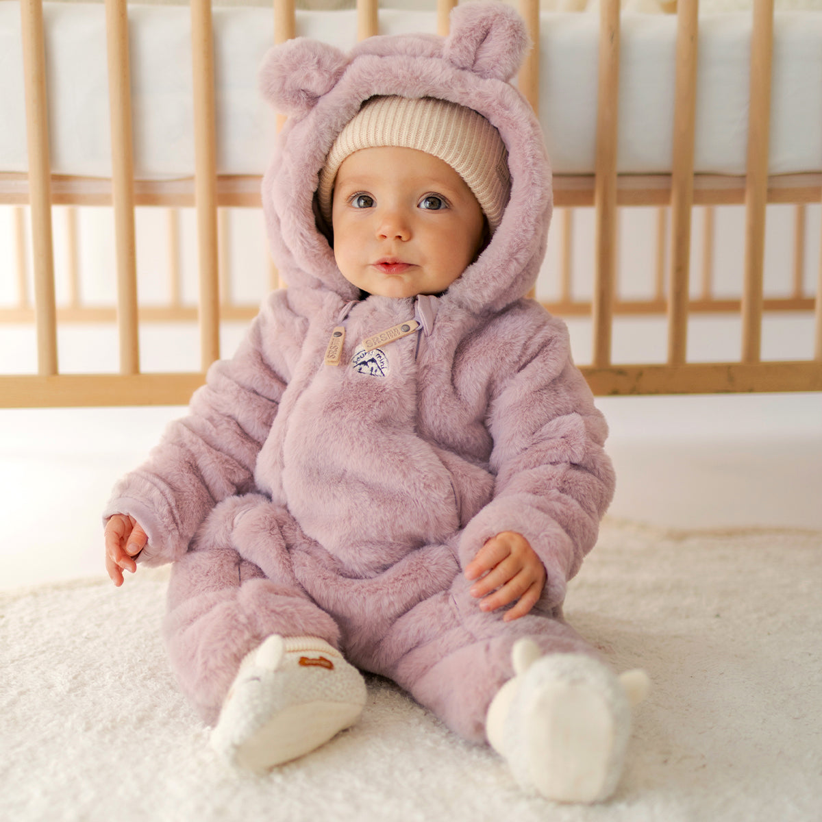 Une pièce rose en fausse fourrure, naissance