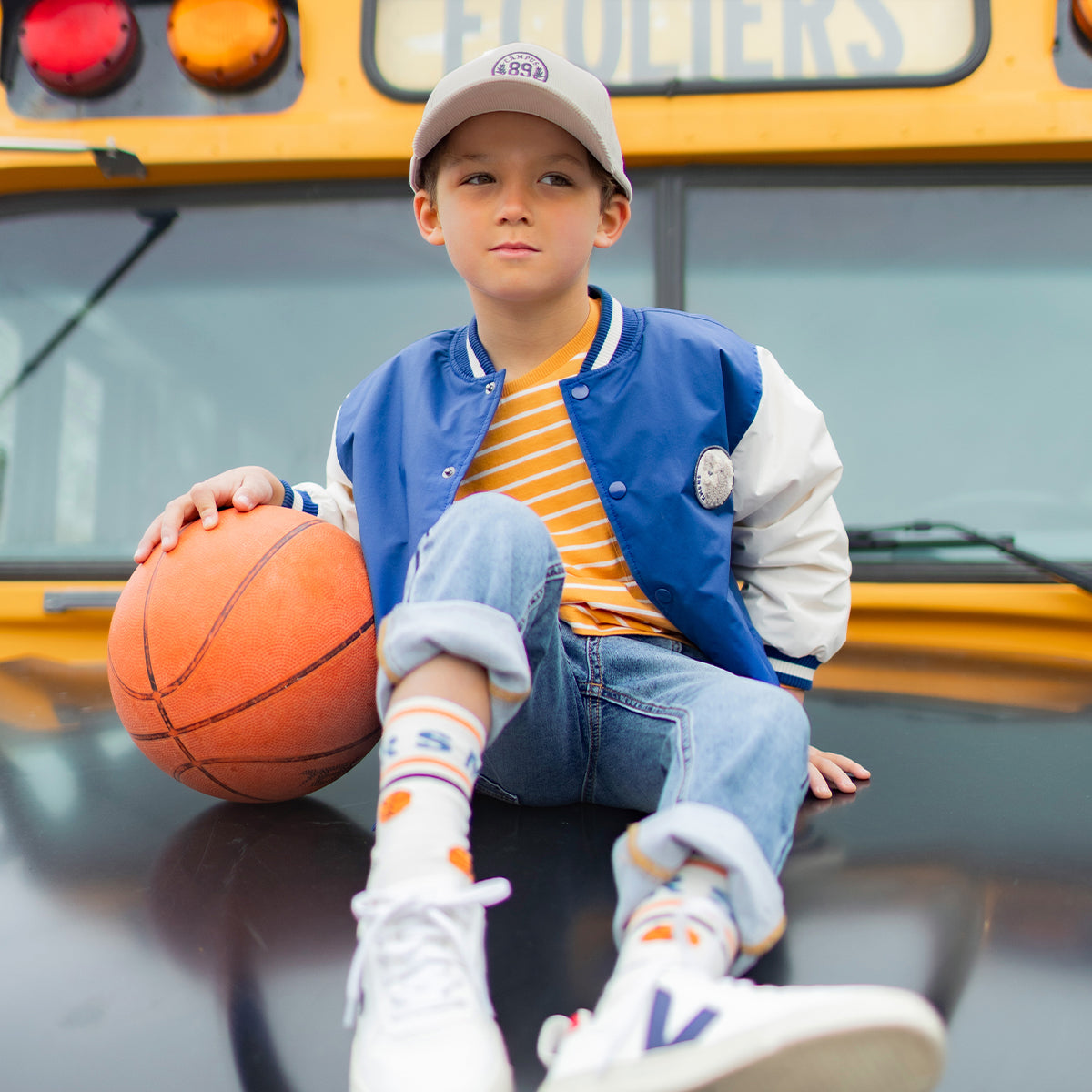 Photo d'un enfant portant le blouson bomber bleu et crème, enfant
