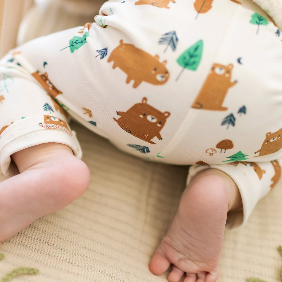 Photo d'un bébé portant le pantalon évolutif crème à motifs, naissance