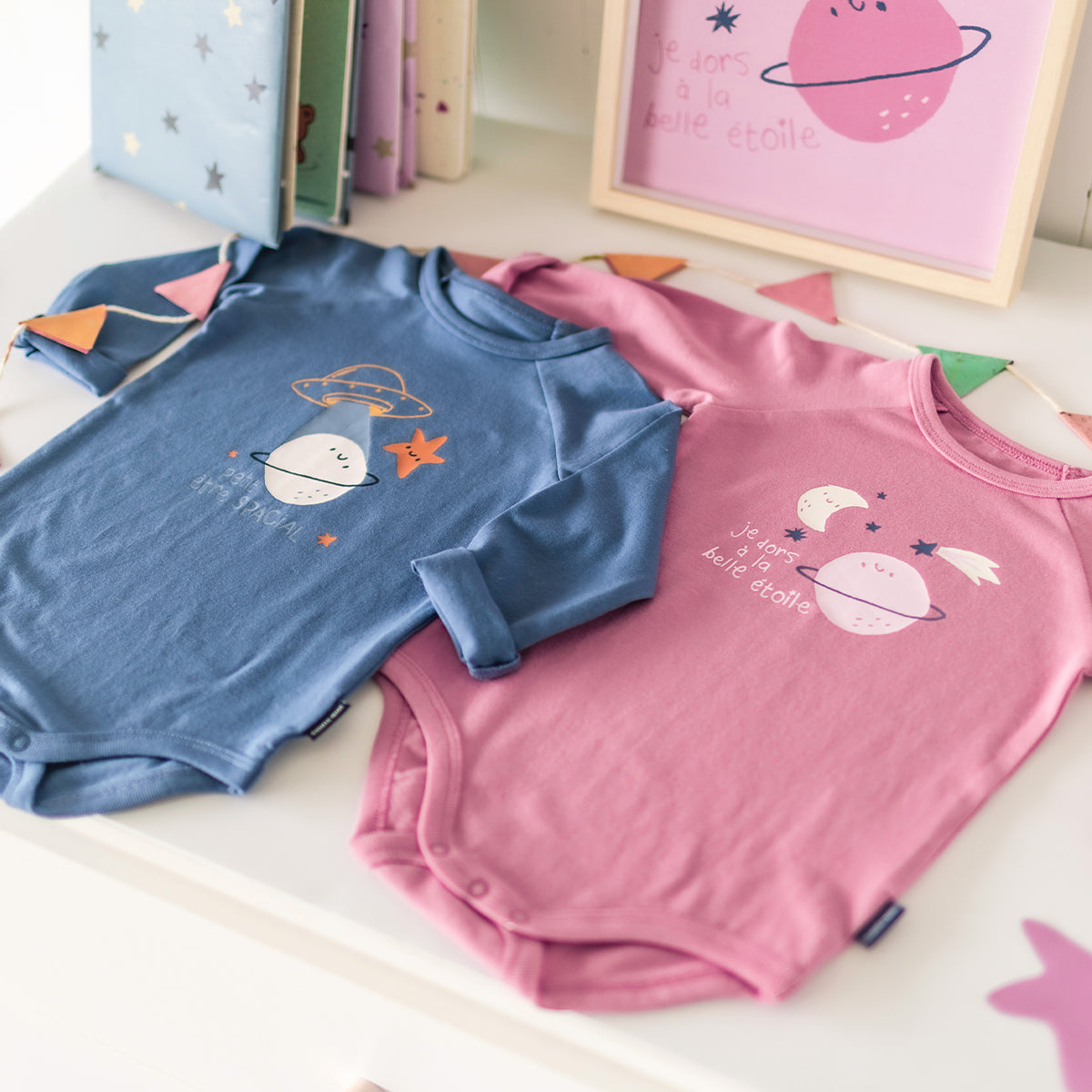 Présentation du cache-couche bleu avec illustration de planète, bébé