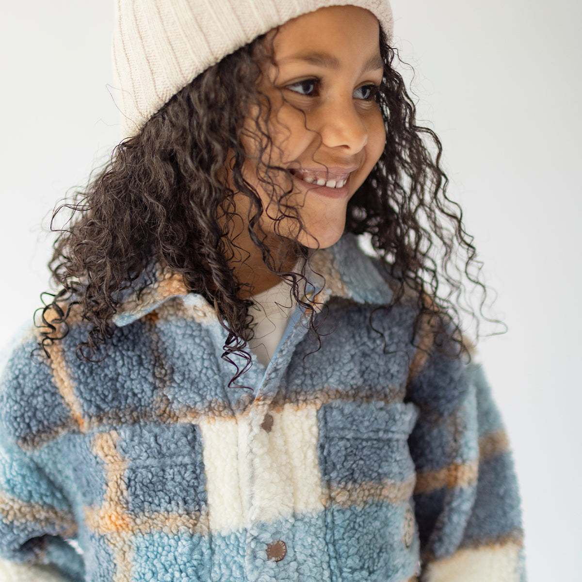 Photo d'un enfant portant la surchemise bleue à carreaux, enfant