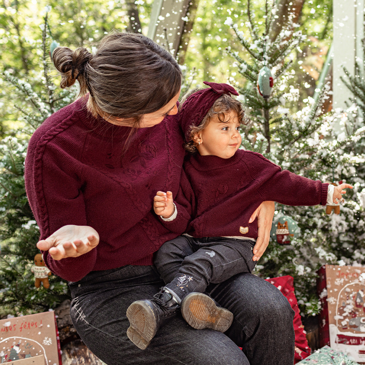Chandail de maille bourgogne avec broderie et motif tressé, bébé