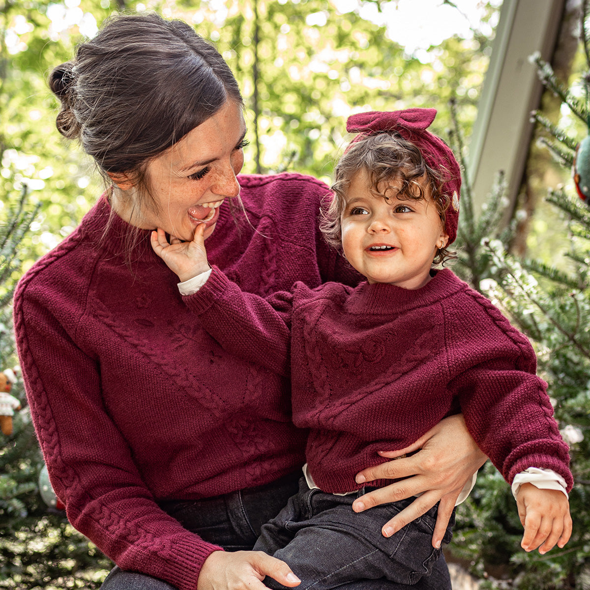 Chandail de maille bourgogne avec broderie et motif tressé, bébé