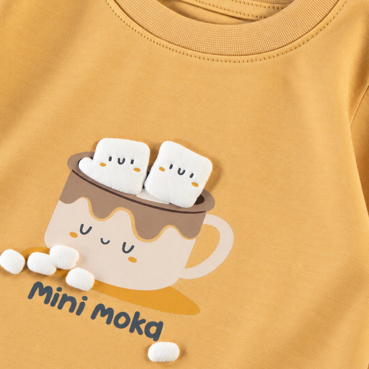 Pyjama deux pièces caramel et gris foncé à motifs, bébé