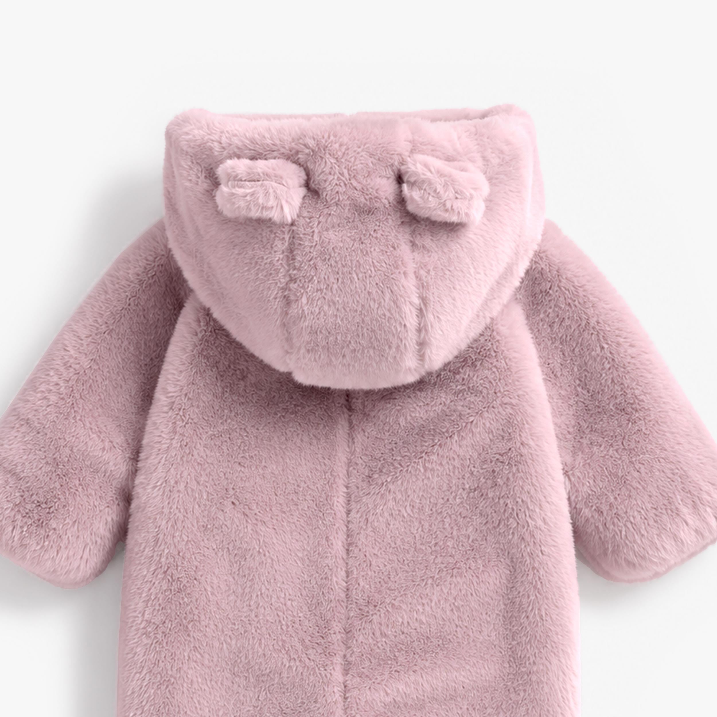 Une pièce rose en fausse fourrure, naissance