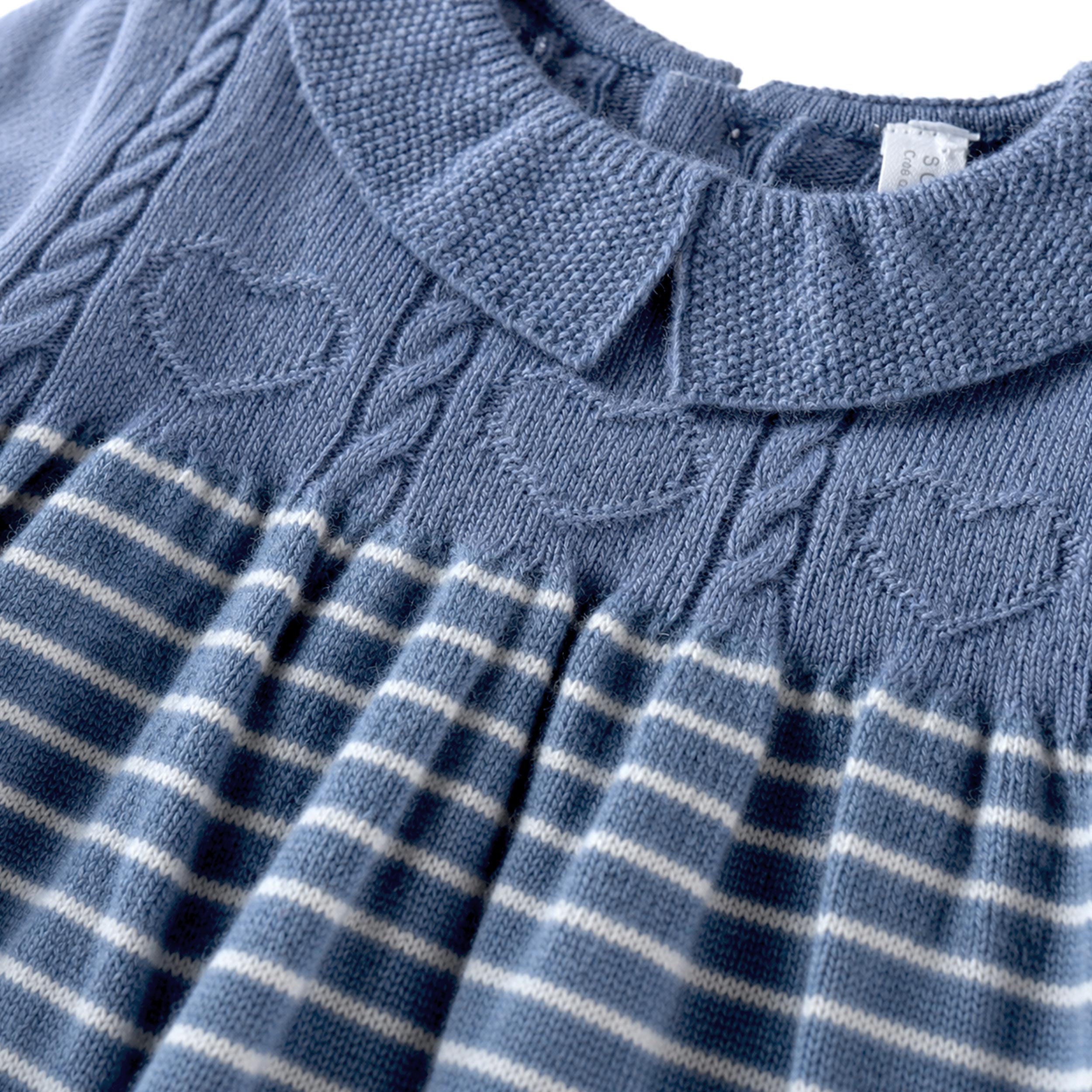 Robe de maille bleu à rayures, naissance