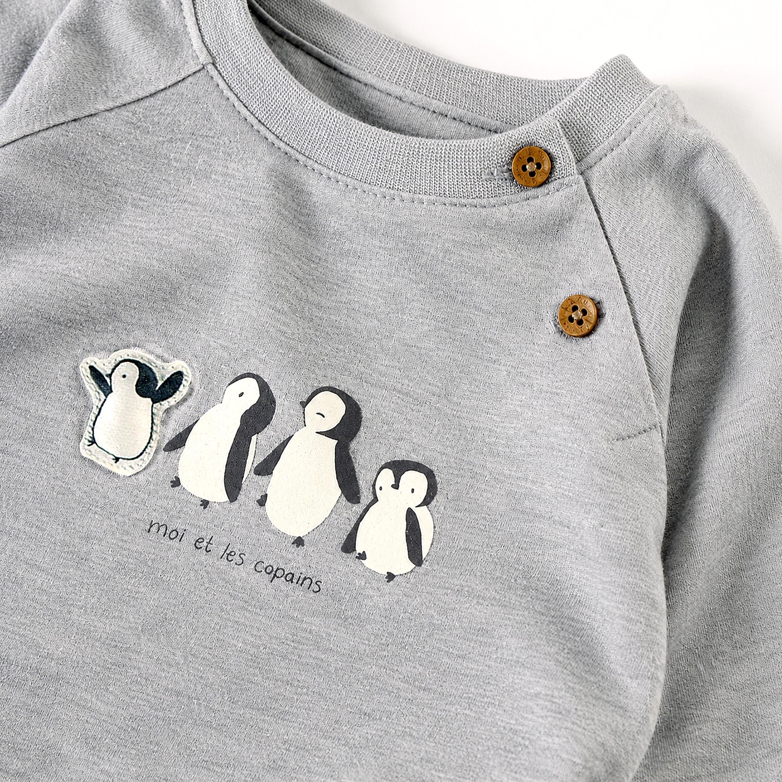 T-shirt gris avec illustration de pingouins, naissance