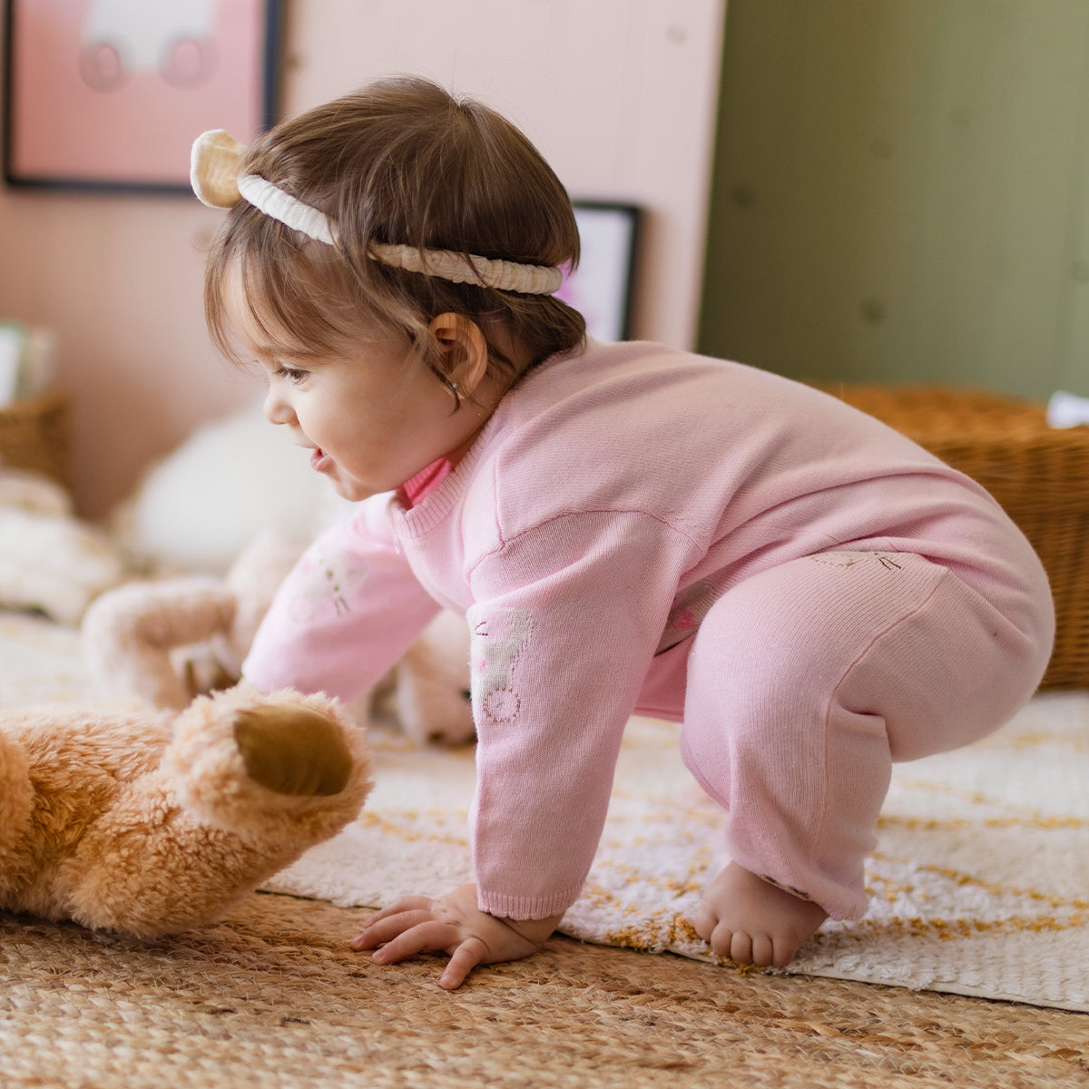 Photo d'un enfant portant le une pièce rose en tricot avec motifs, naissance