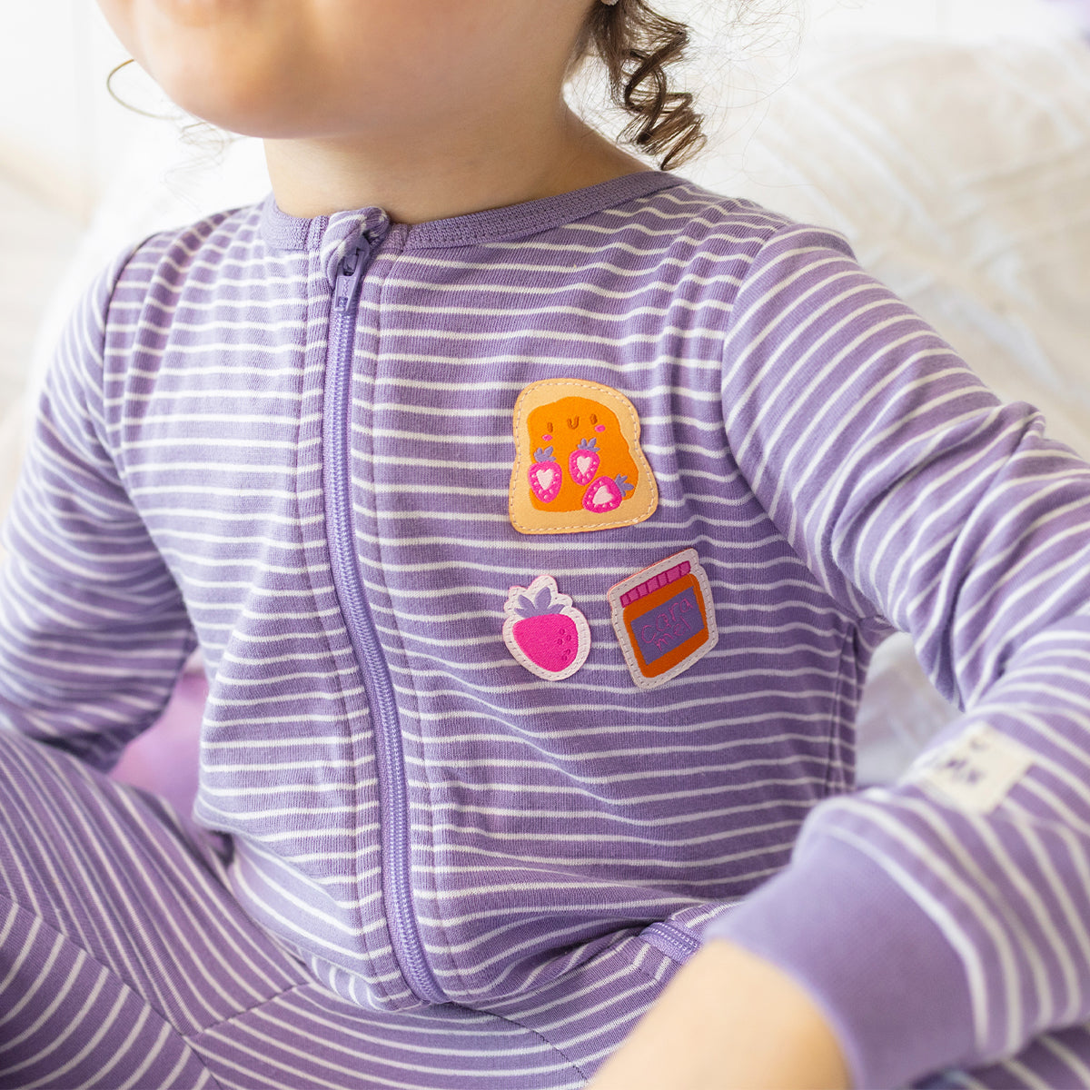 Pyjama une pièce mauve à rayures, bébé
