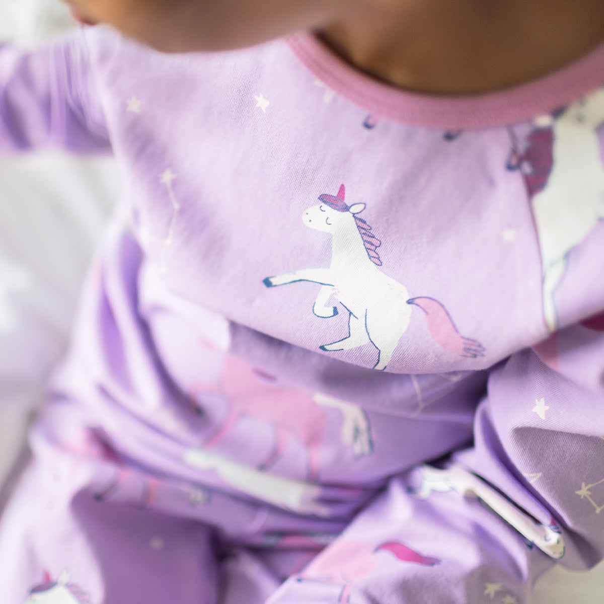 Zoom détails du pyjama deux pièces mauve à motifs de licornes, enfant