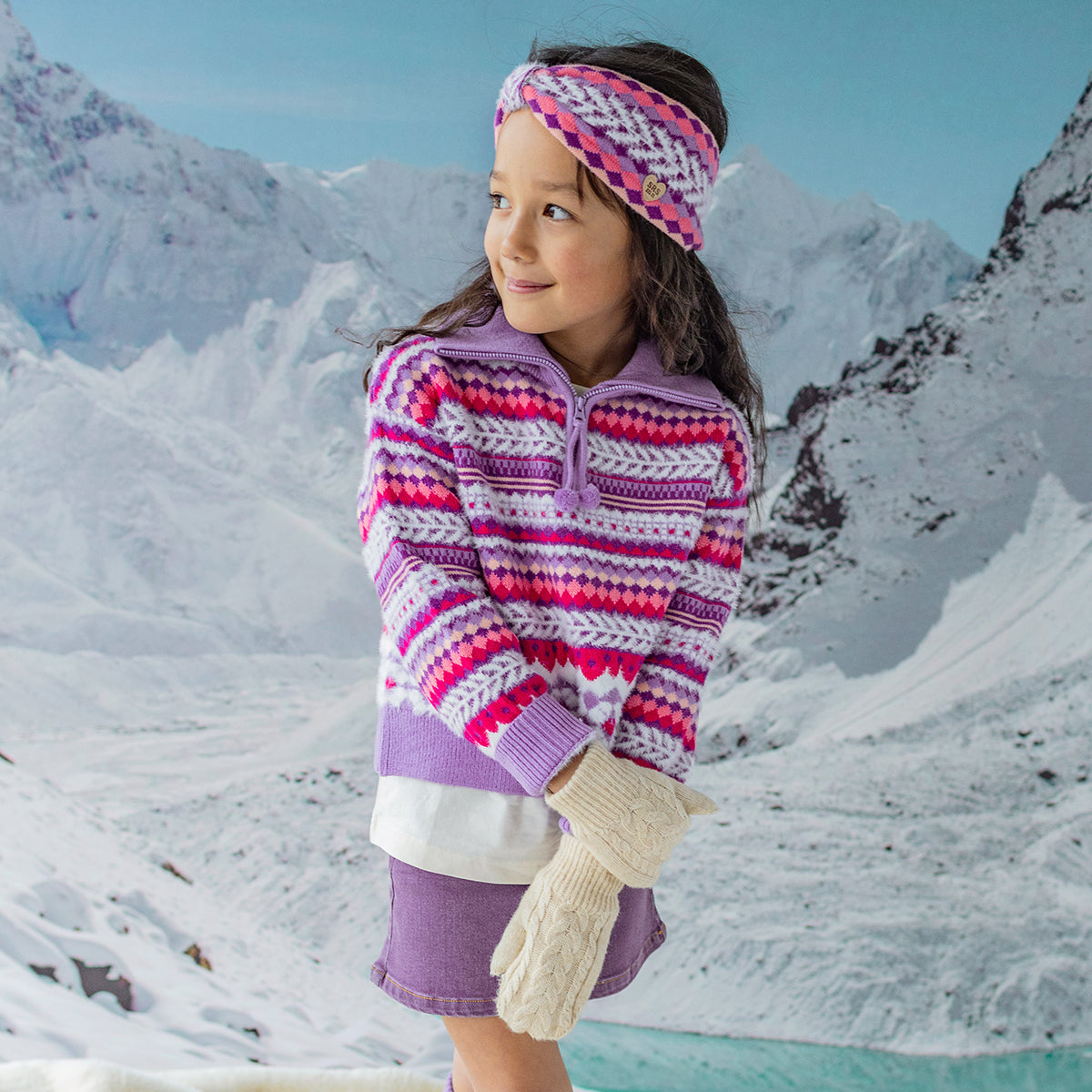 Photo d'un enfant portant le bandeau mauve en tricot avec motifs, enfant