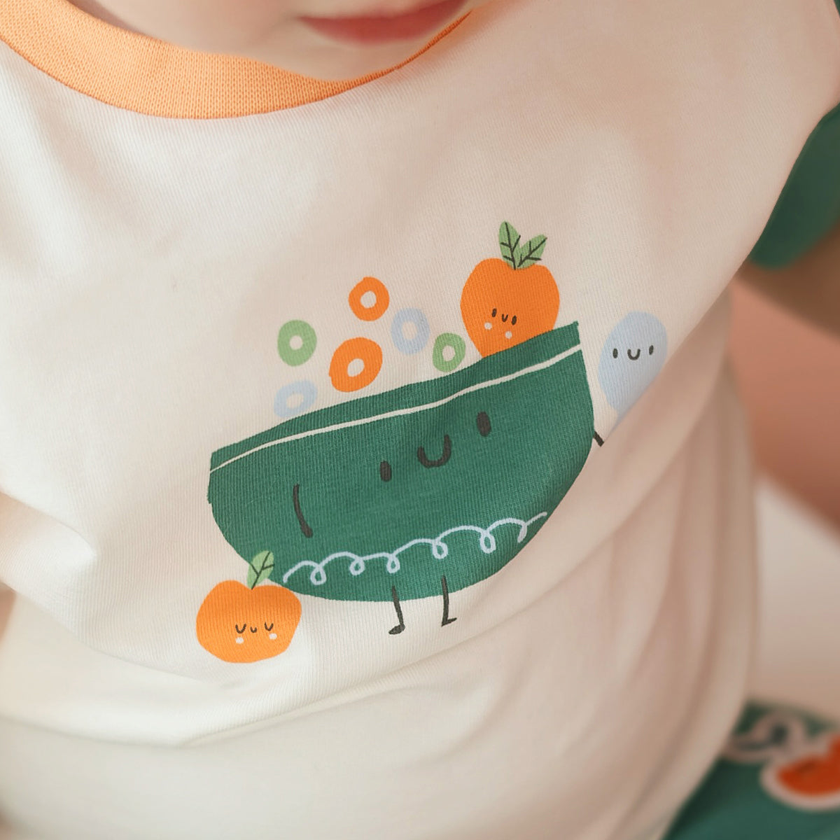T-shirt crème, orange et vert avec illustration, naissance