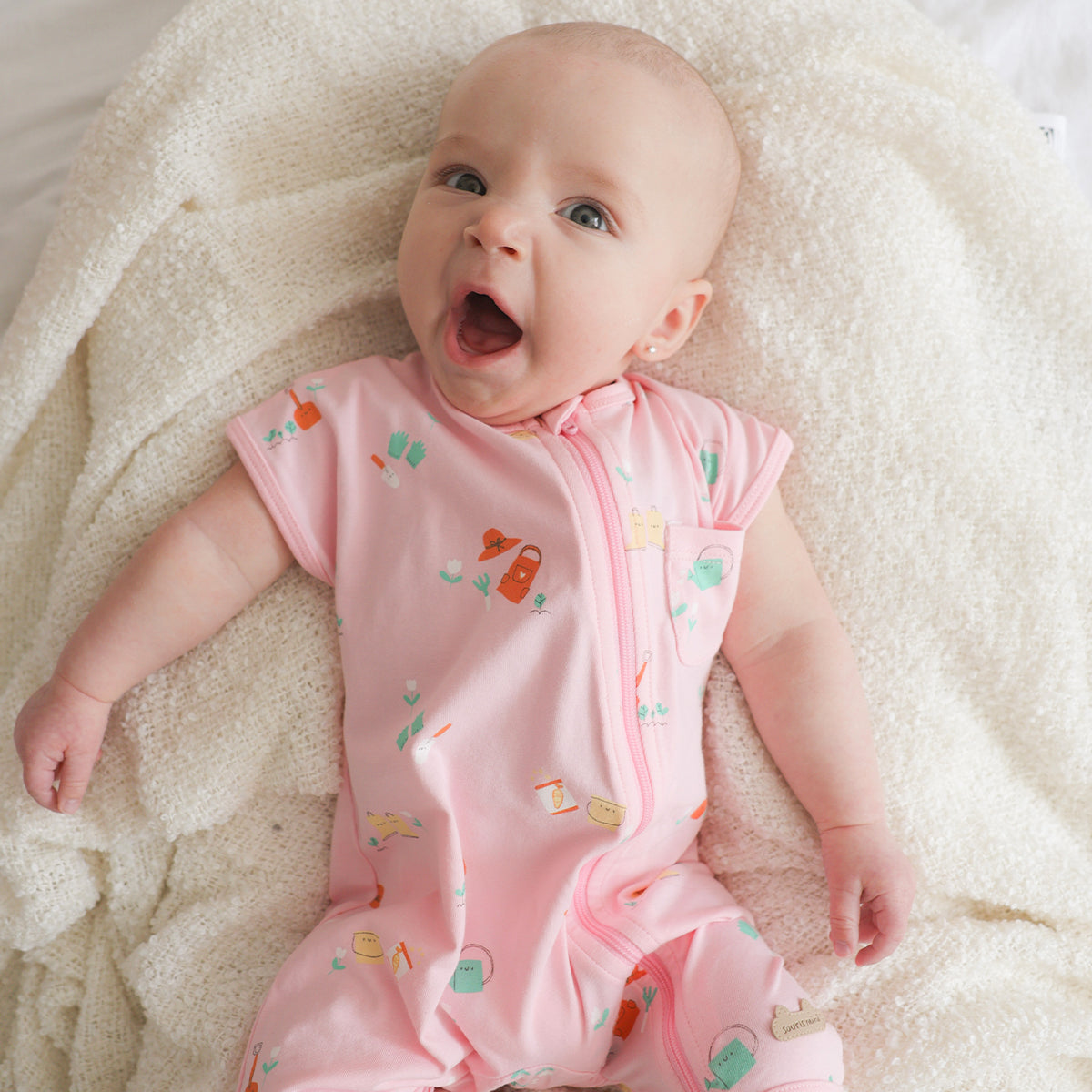 Pyjama une pièce rose à motifs, naissance