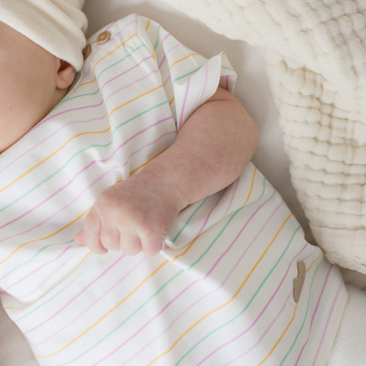 T-shirt crème à rayures colorées, naissance