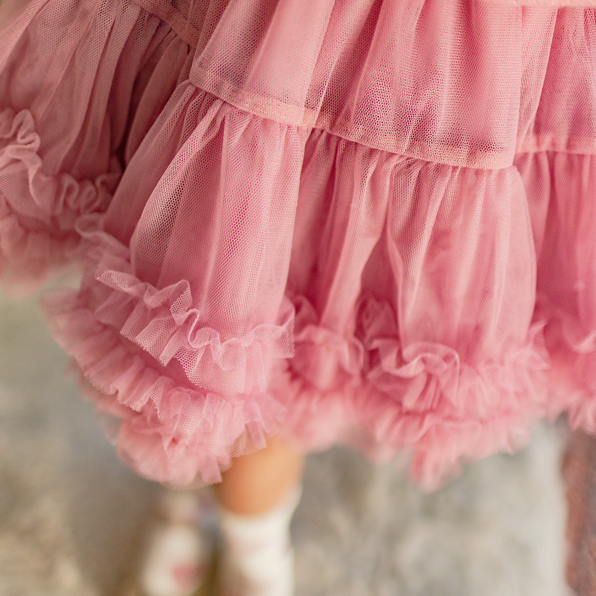 Zoom d'un enfant portant la jupe rose en tulle souple, enfant
