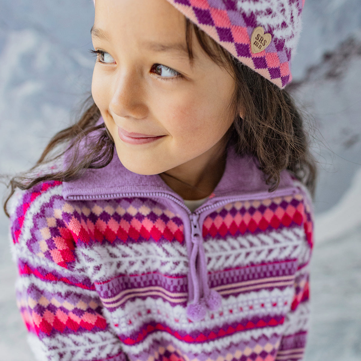 Photo d'un enfant portant le chandail mauve en tricot avec motifs, enfant