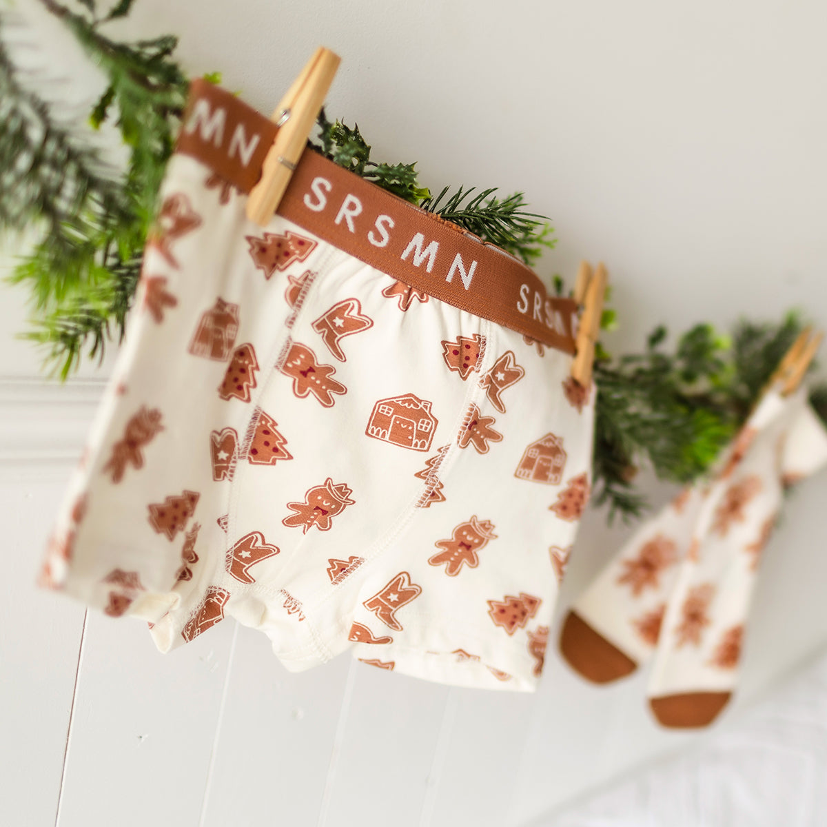 Présentation du boxer crème à motifs pain d’épices, enfant