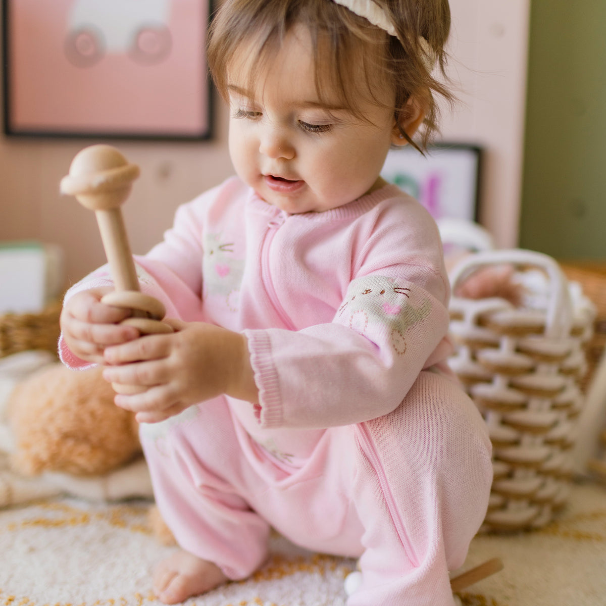 Photo d'un enfant portant le une pièce rose en tricot avec motifs, naissance