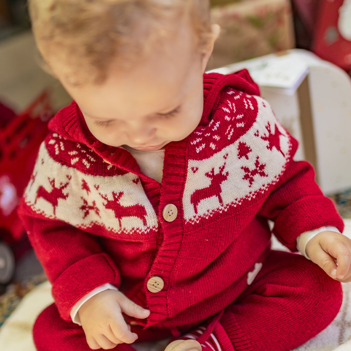 Photo d'un bébé portant le pantalon rouge en tricot, naissance