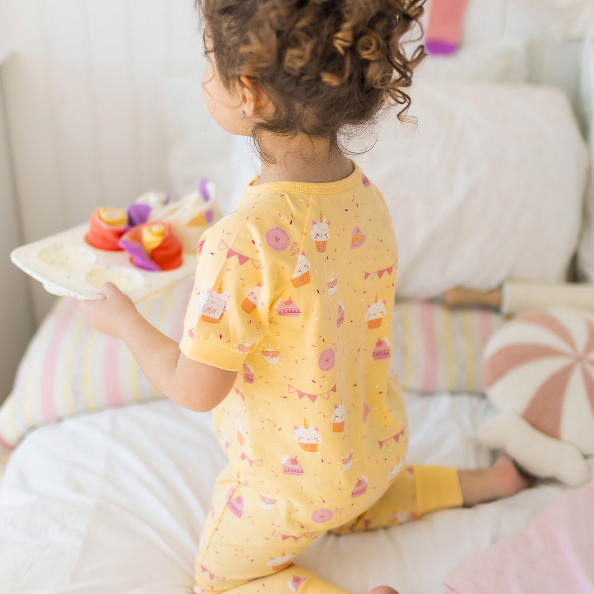Pyjama une pièce jaune à motifs de gâteaux, bébé