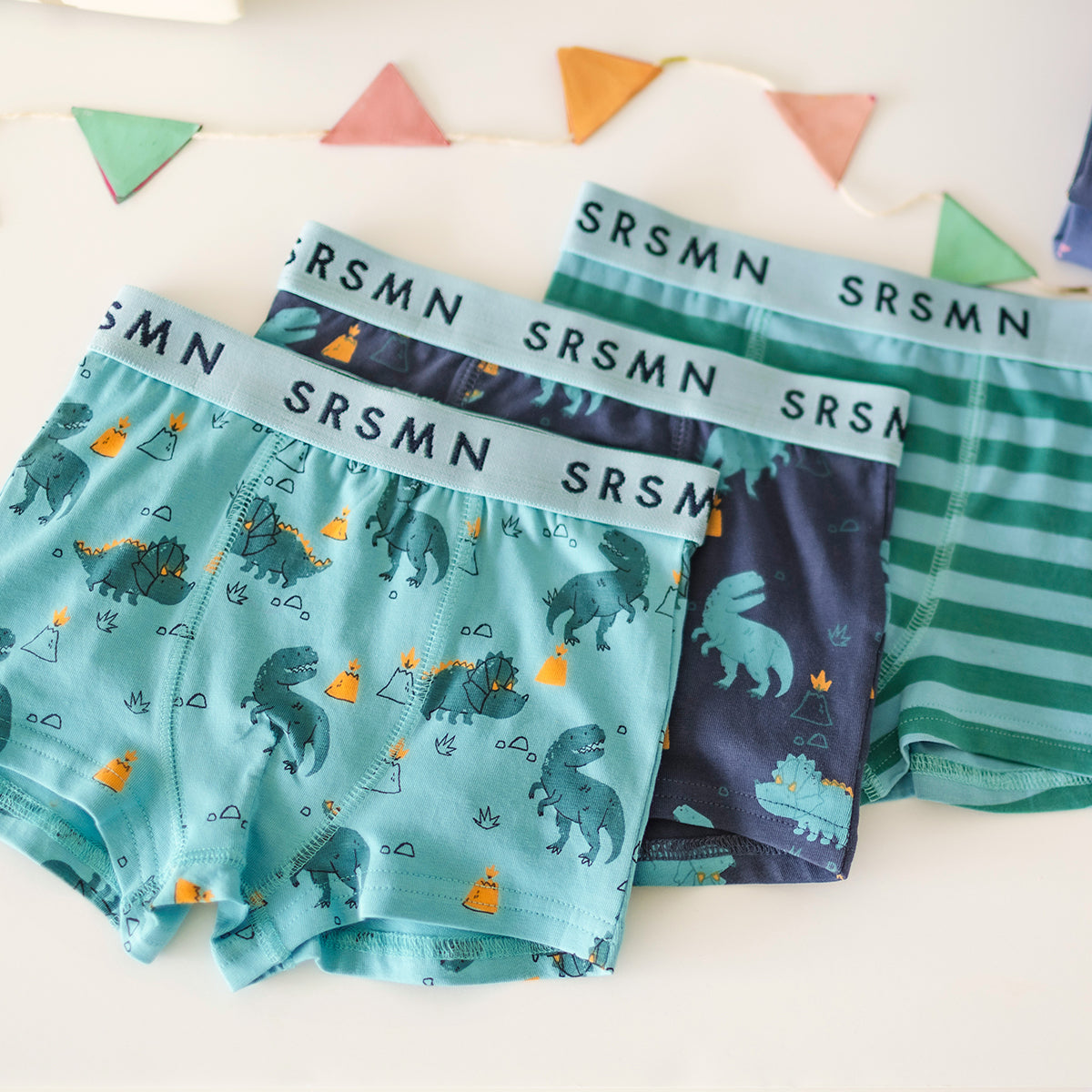 Présentation du boxer turquoise à motifs de dinosaures, enfant