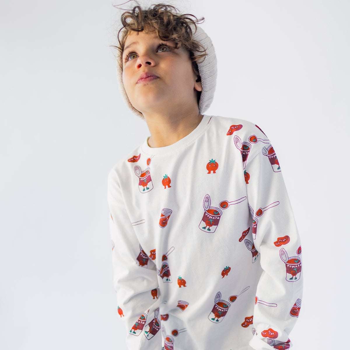 T-shirt crème à imprimé de tomates et de conserves, enfant