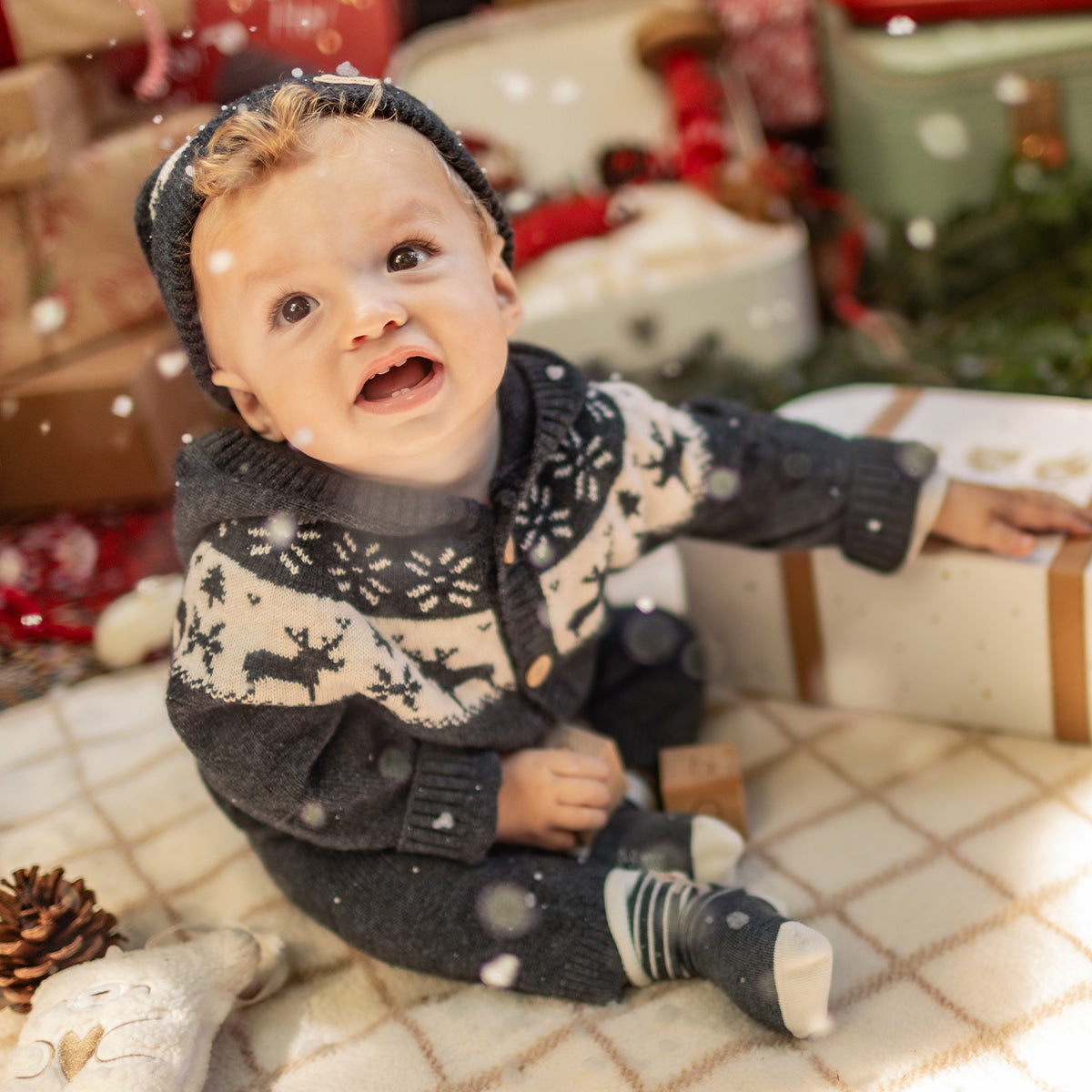 Photo d'un bébé portant le cardigan gris en tricot avec motifs jacquard, naissance