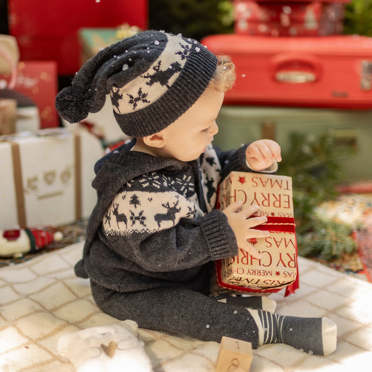 Photo d'un bébé portant le cardigan gris en tricot avec motifs jacquard, naissance