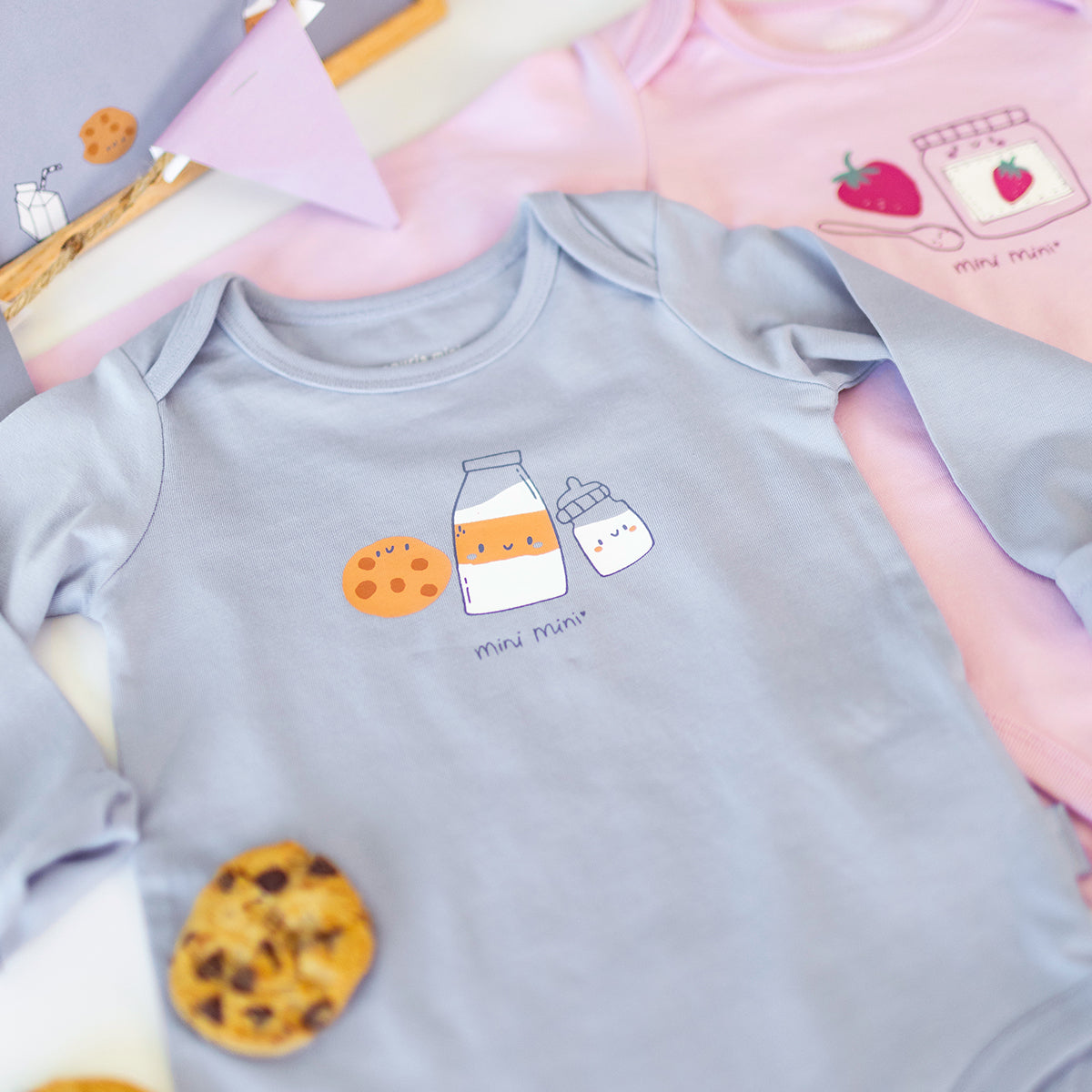 Cache-couche bleu à illustration pour bébé en coton doux, avec motif de biscuit, bouteille de lait et biberon