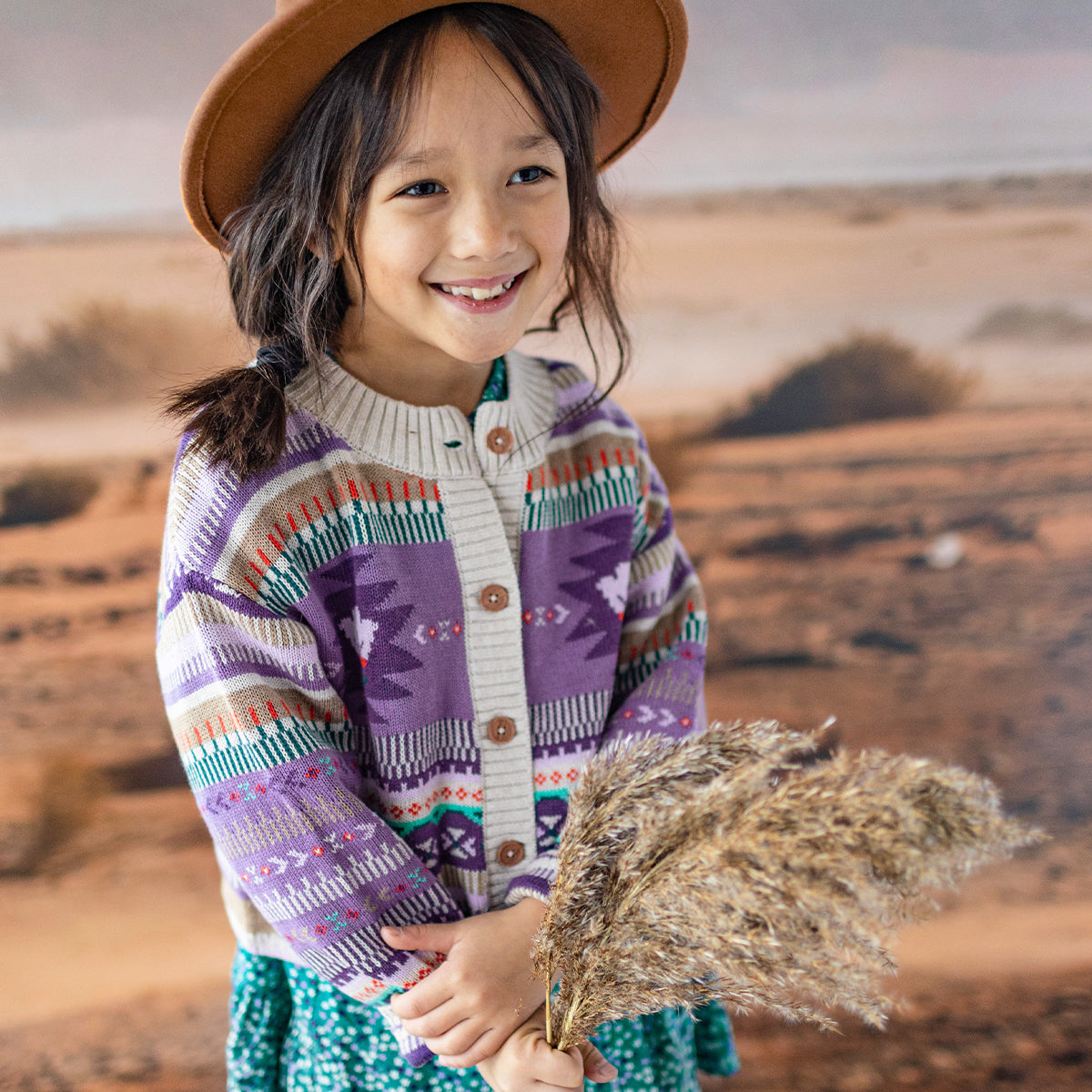 Photo d'un enfant portant le cardigan beige et mauve en tricot avec motifs, enfant