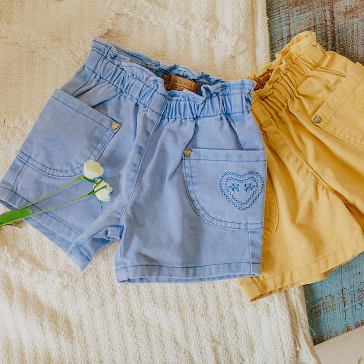 Short en denim coloré jaune de coupe décontracté, enfant || Yellow colored denim pants with casual fit, child