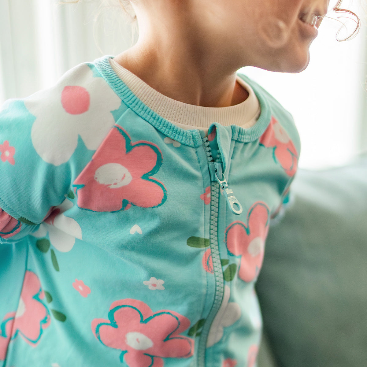 Zoom de la veste bleu aqua à motif floral, bébé