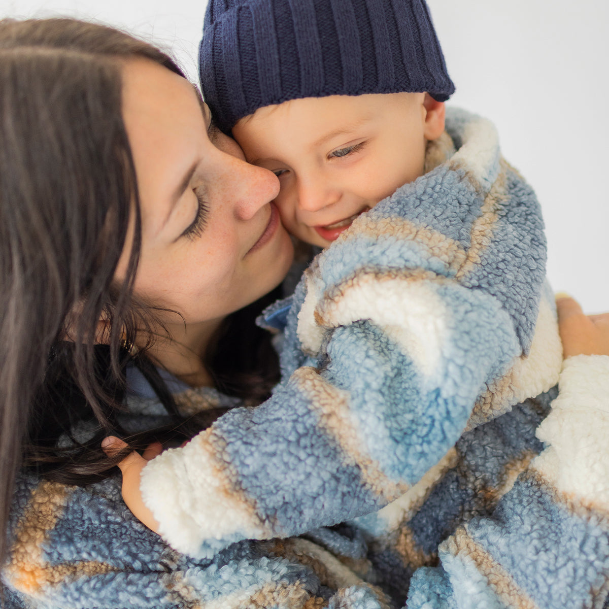 Photo d'un bébé portant la surchemise bleue à carreaux, bébé