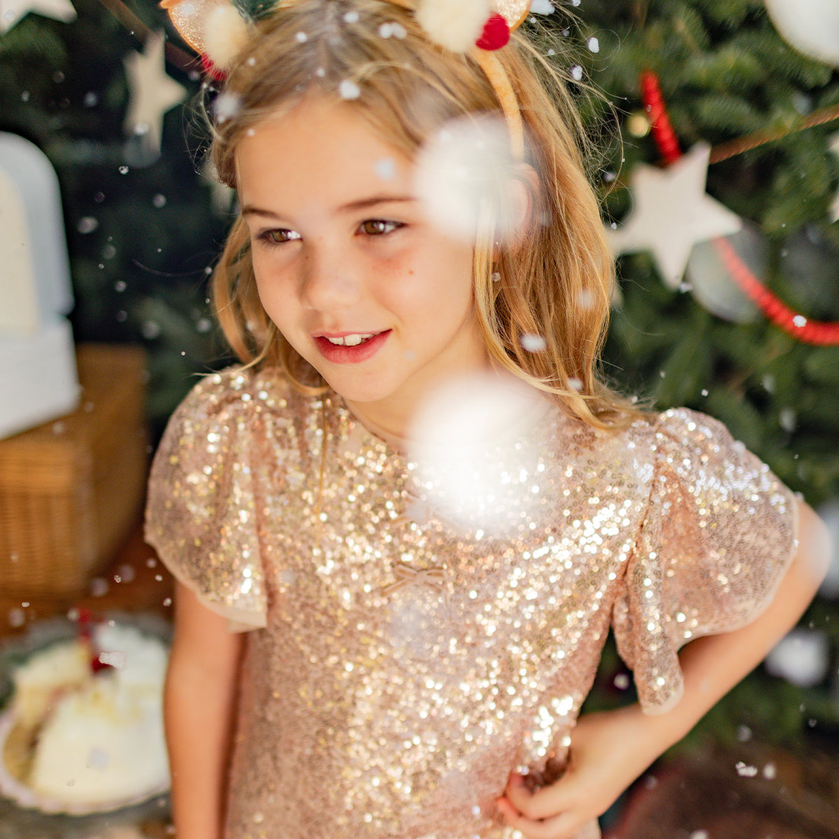 Photo d'un enfant portant la robe dorée à paillettes, enfant