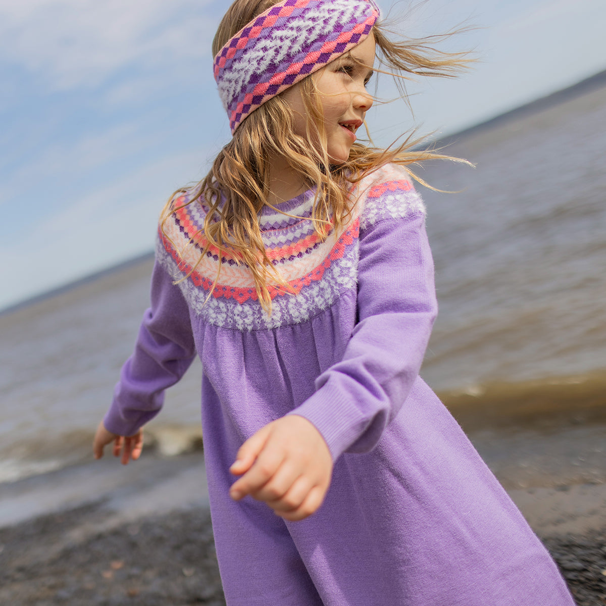 Photo d'un enfant portant la robe mauve en tricot avec motifs, enfant