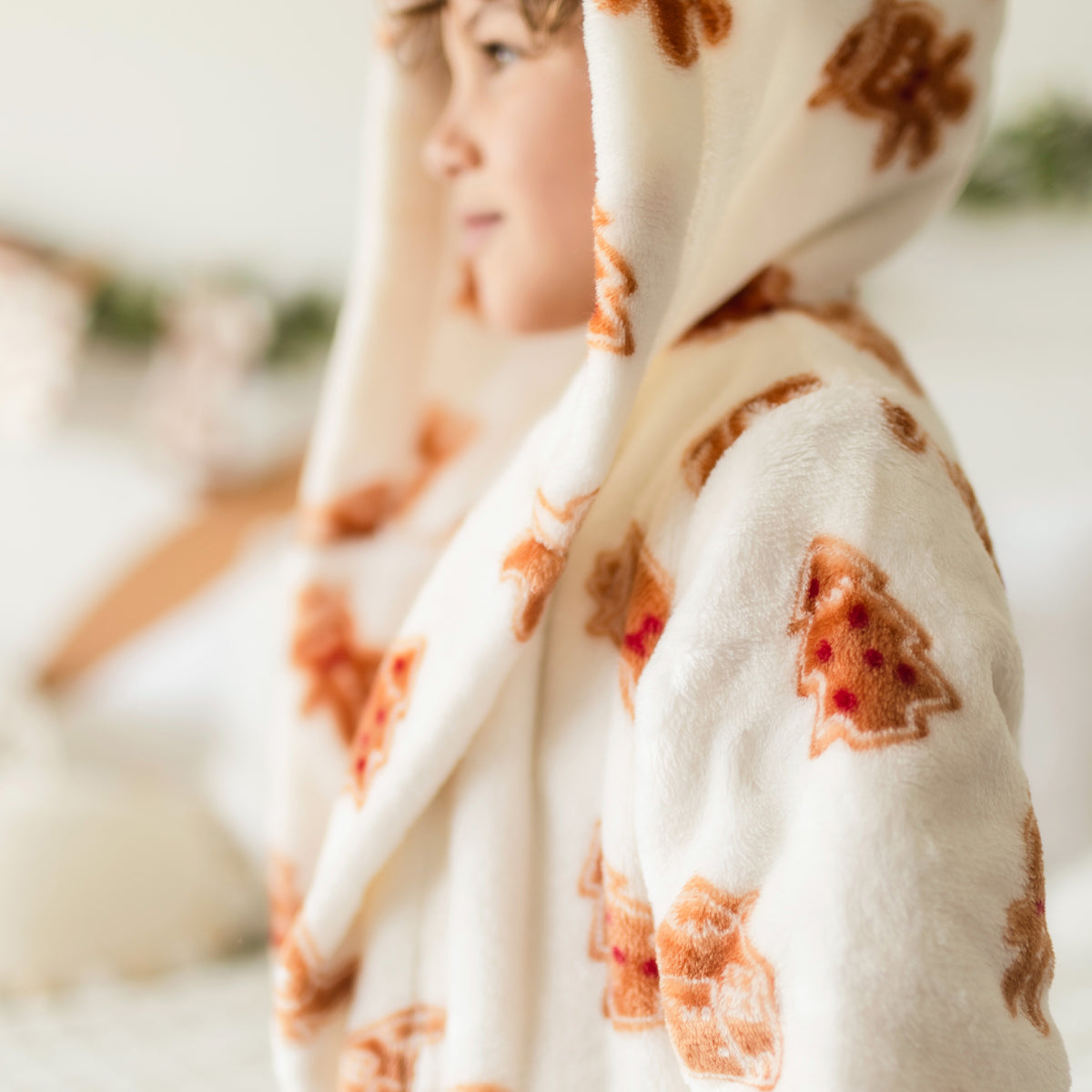 Photo d'un enfant portant la robe de chambre crème à motifs pain d’épices, enfant