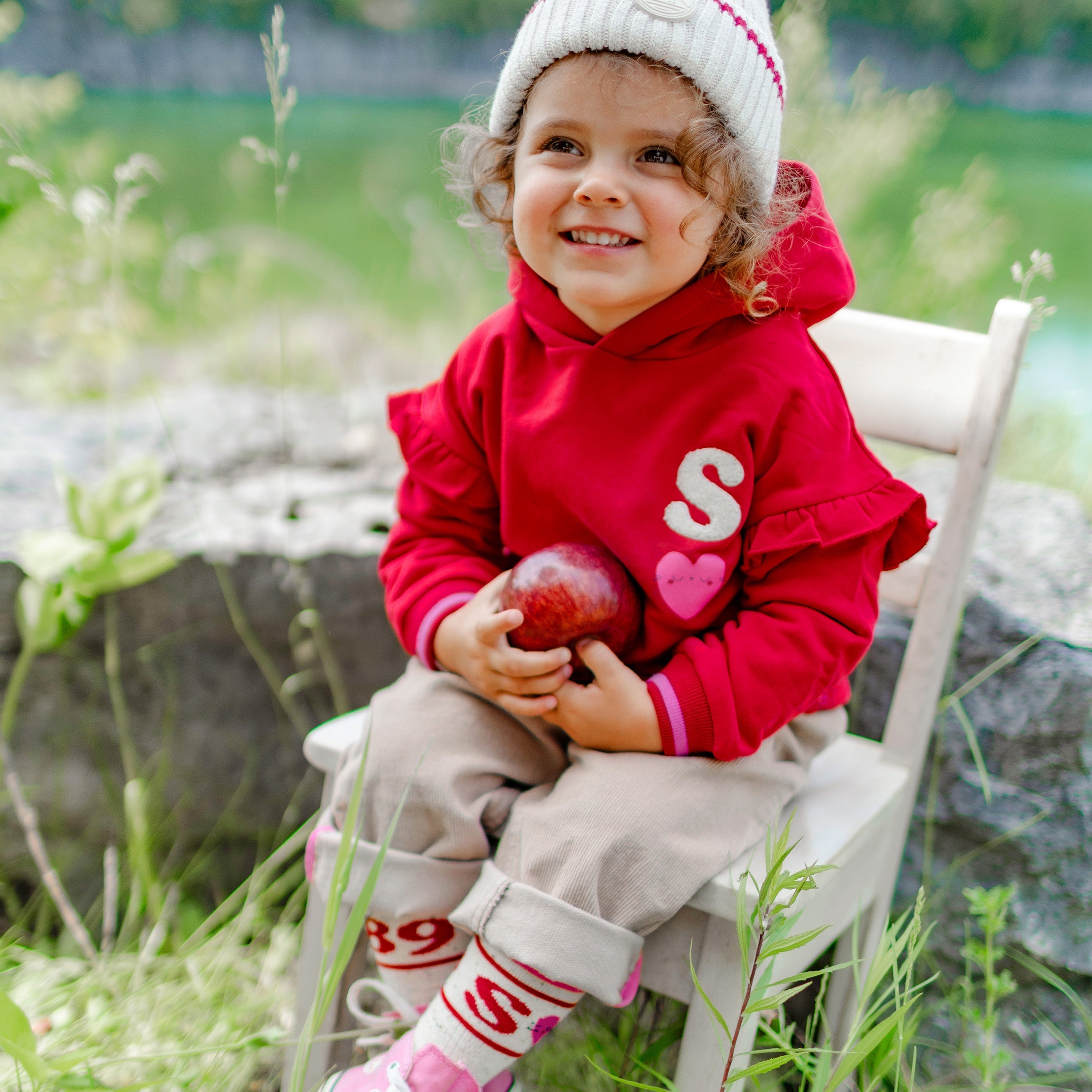 Photo d'un enfant portant le chandail à capuchon rouge de coupe ample en coton ouaté, bébé
