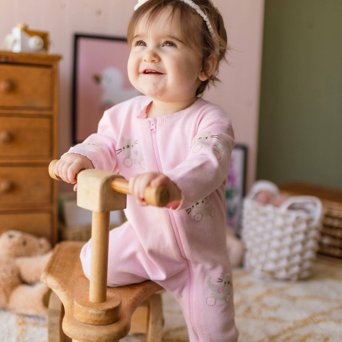 Photo d'un enfant portant le une pièce rose en tricot avec motifs, naissance