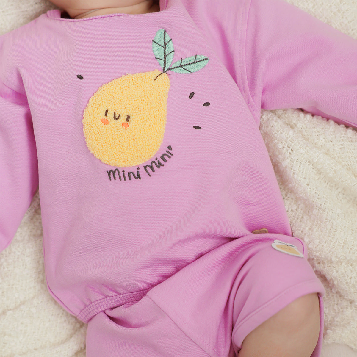 Chandail mauve avec poire, naissance