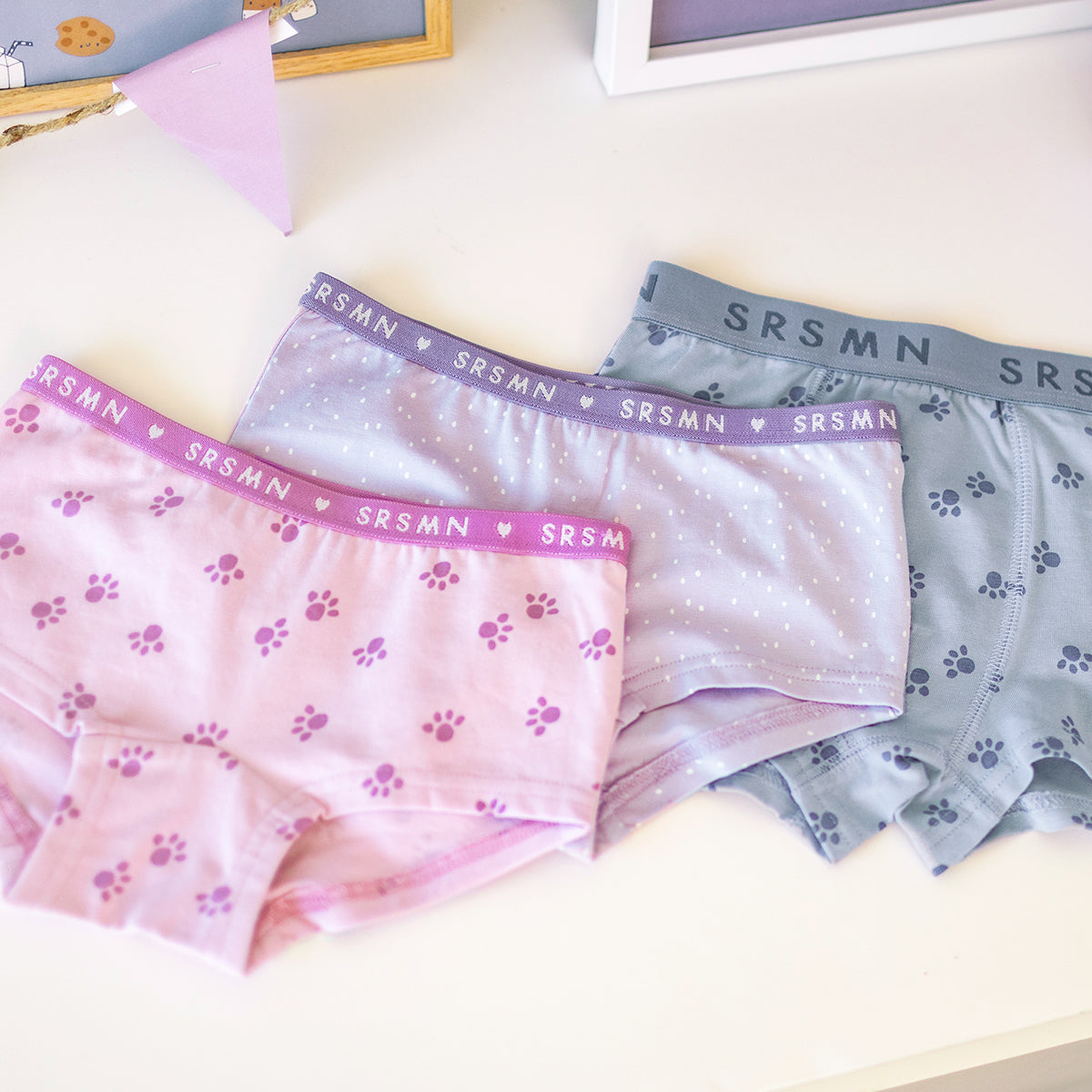 Boxer bleu à imprimé de pattes pour enfant en coton doux, présenté à plat avec une taille élastique confortable