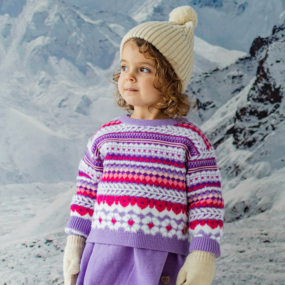 Photo d'un enfant portant le chandail mauve en tricot avec motifs, bébé