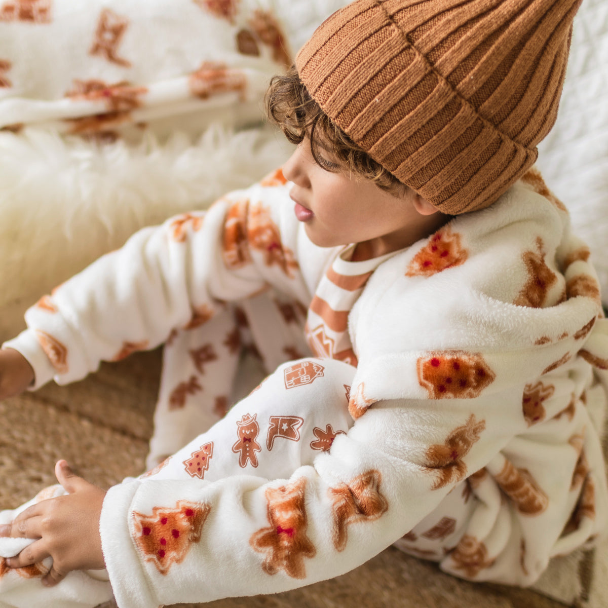Photo d'un enfant portant la robe de chambre crème à motifs pain d’épices, enfant