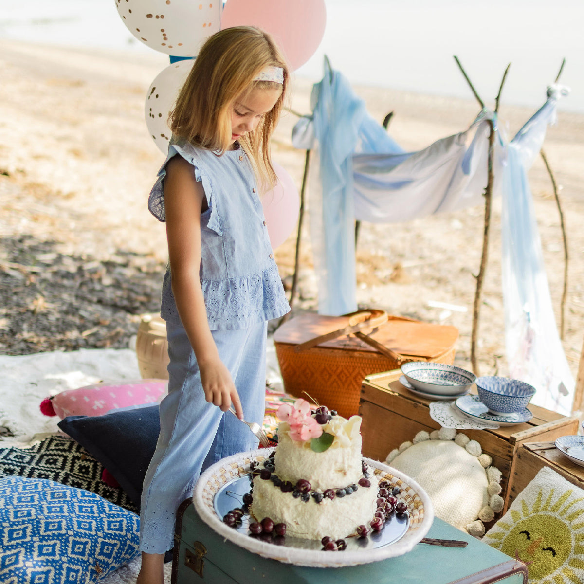 Blouse bleue avec broderie anglaise, enfant