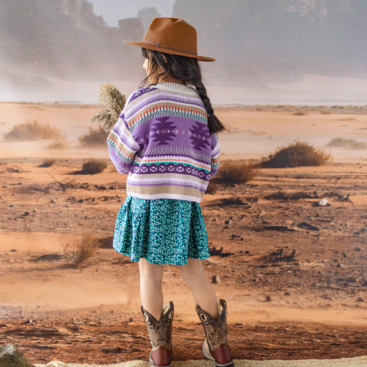 Photo de dos d'un enfant portant le cardigan beige et mauve en tricot avec motifs, enfant