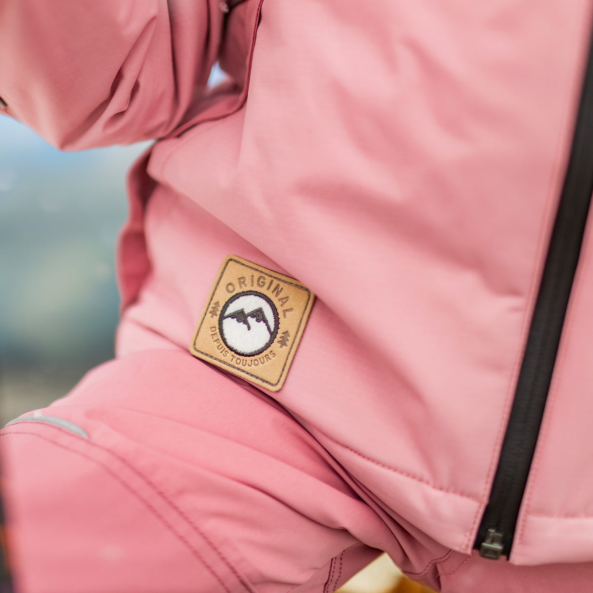 Photo d'un enfant portant l'habit de neige deux pièces PERFO+ rose, enfant