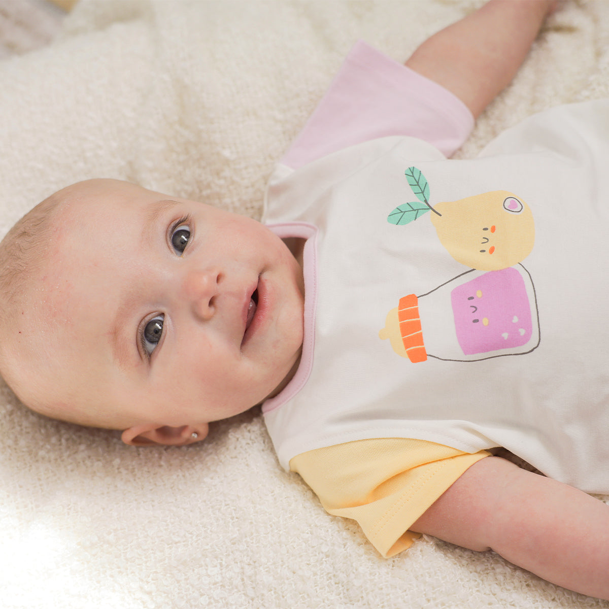 T-shirt crème, jaune et lilas avec illustration, naissance