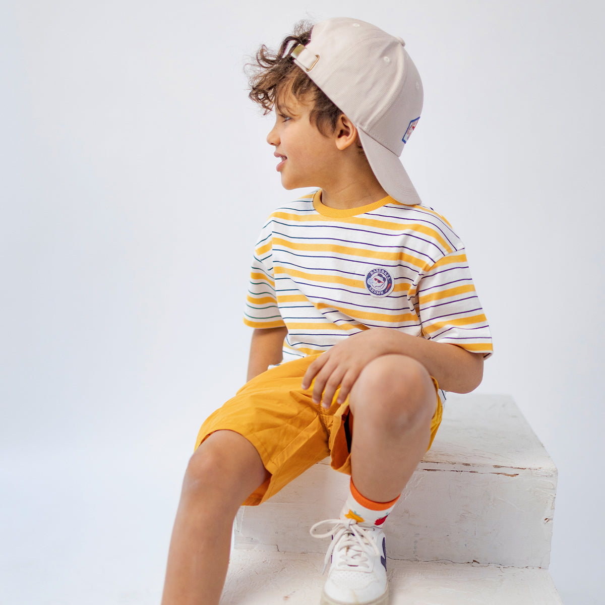 T-shirt blanc à rayures jaunes et bleu marine, enfant