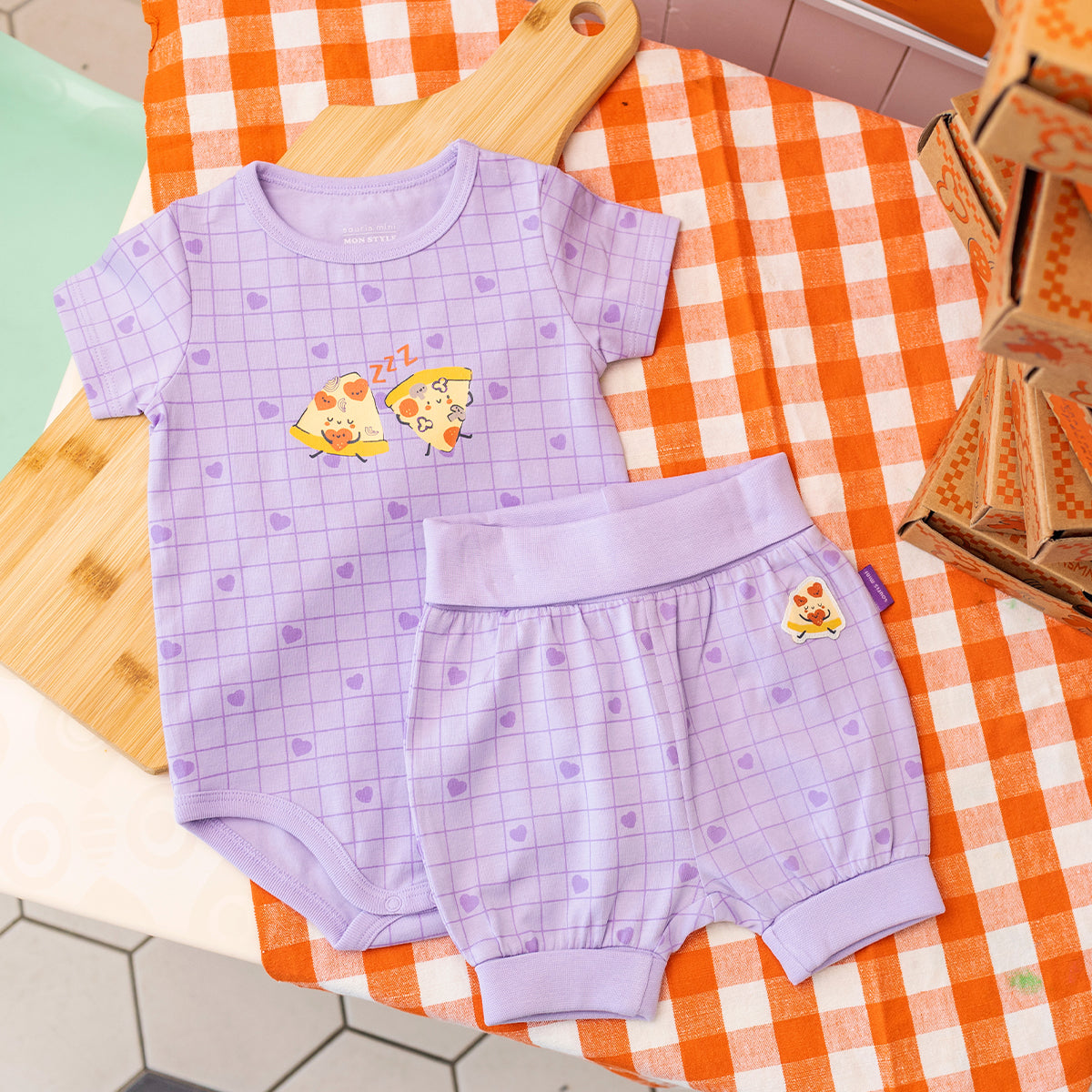 Cache-couche mauve avec cœurs et illustration pizza, bébé