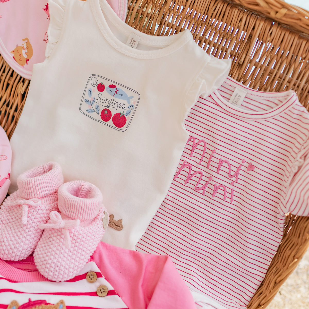 Cache-couche rose et crème à rayures, naissance