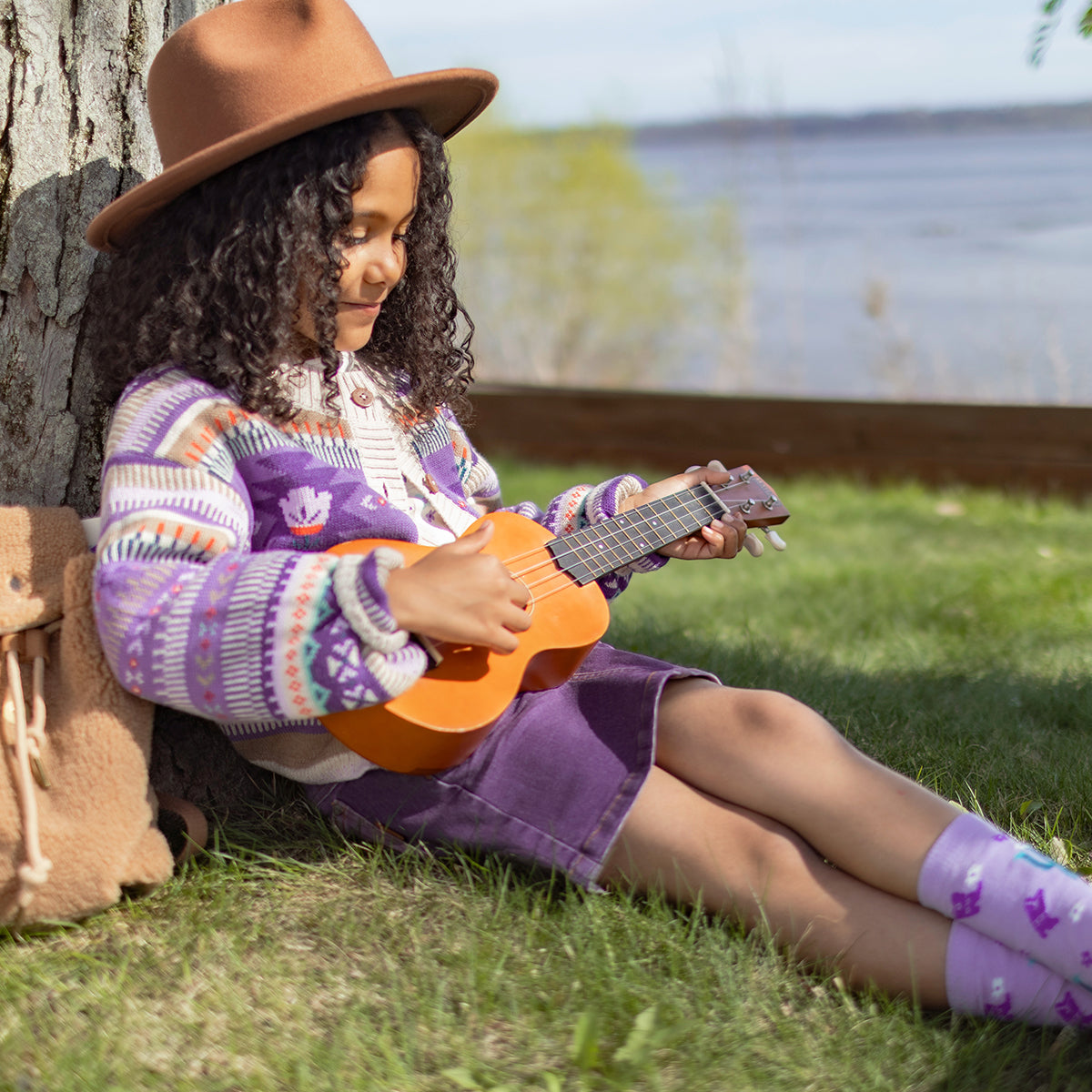 Photo d'un enfant portant le cardigan beige et mauve en tricot avec motifs, enfant
